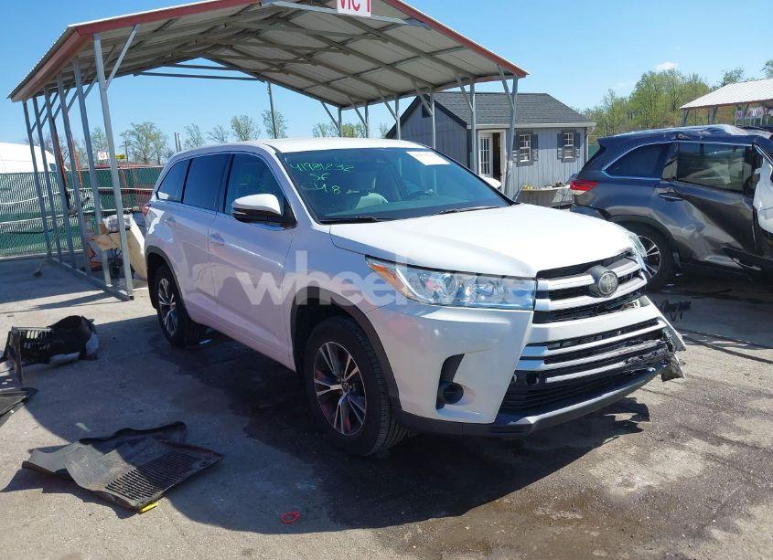 2017 Toyota Highlander LE (VIN 5TDBZRFH5HS398511) main photo