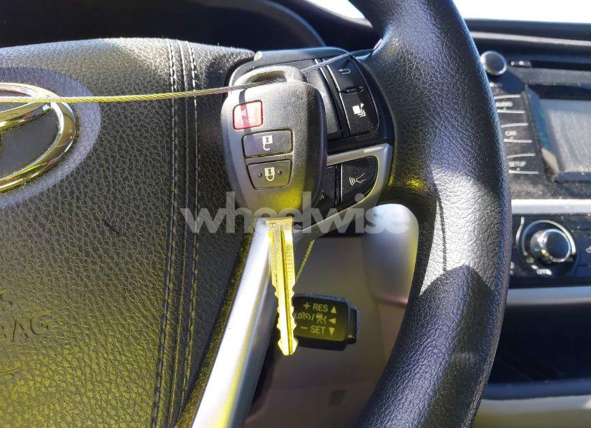 Photo 11 of 2017 Toyota Highlander LE (VIN 5TDBZRFH5HS398511)