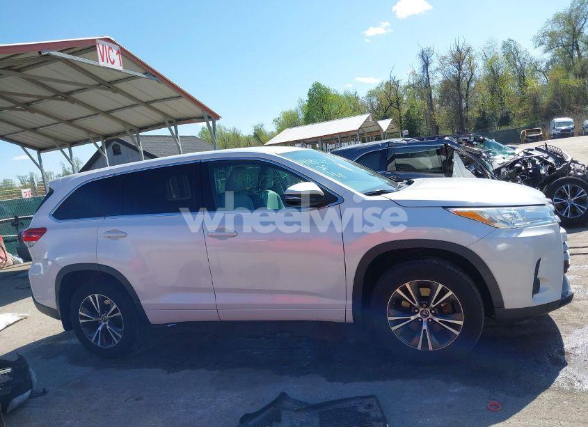 Photo 13 of 2017 Toyota Highlander LE (VIN 5TDBZRFH5HS398511)