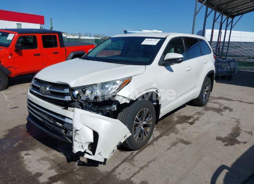 Photo 2 of 2017 Toyota Highlander LE (VIN 5TDBZRFH5HS398511)