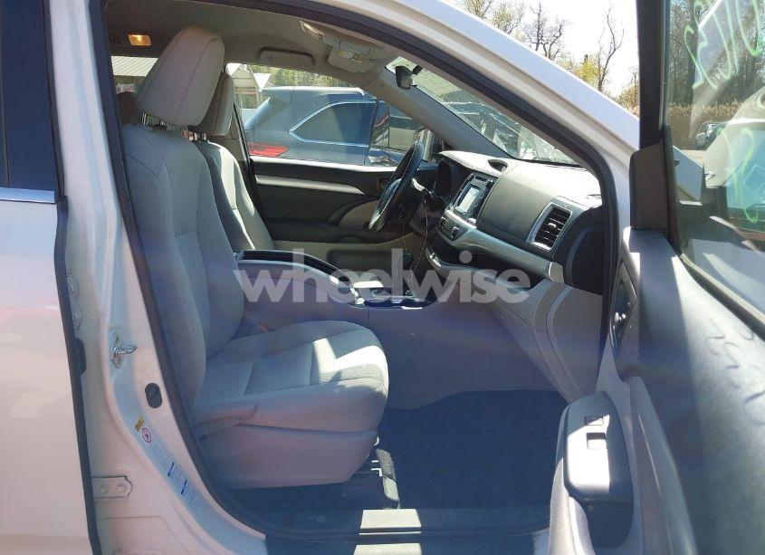 Photo 5 of 2017 Toyota Highlander LE (VIN 5TDBZRFH5HS398511)