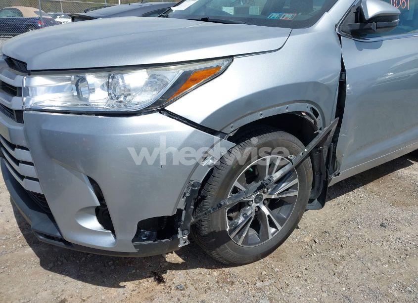 Photo 6 of 2017 Toyota Highlander LE PLUS (VIN 5TDBZRFH5HS437114)