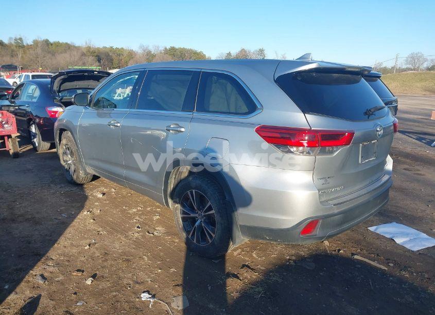 Photo 3 of 2017 Toyota Highlander LE PLUS (VIN 5TDBZRFH5HS482117)