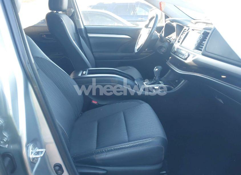 Photo 5 of 2017 Toyota Highlander LE PLUS (VIN 5TDBZRFH5HS482117)