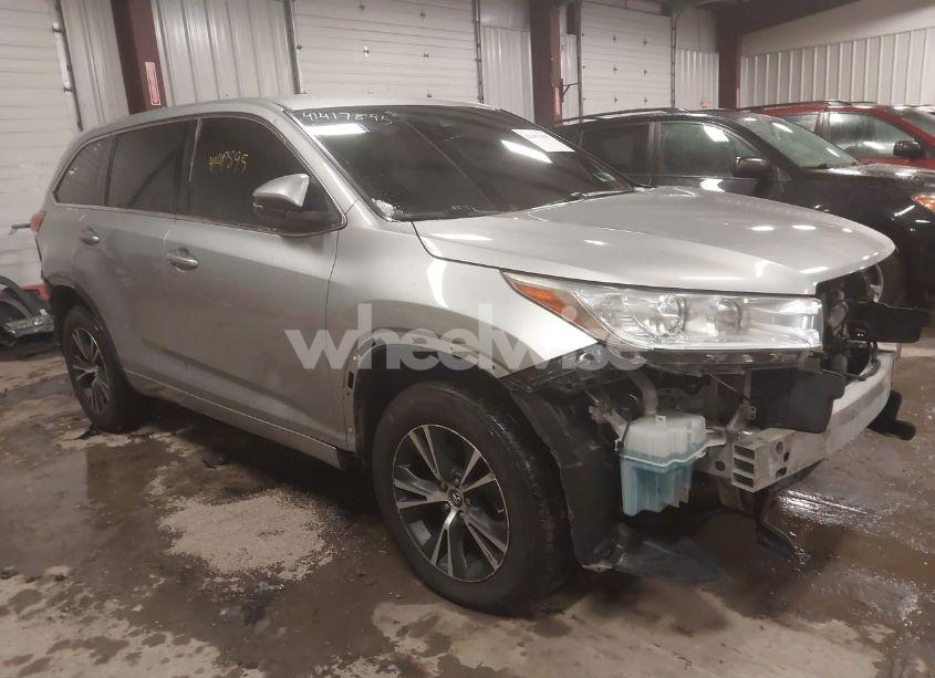 2018 Toyota Highlander LE (VIN 5TDBZRFH5JS835669) main photo