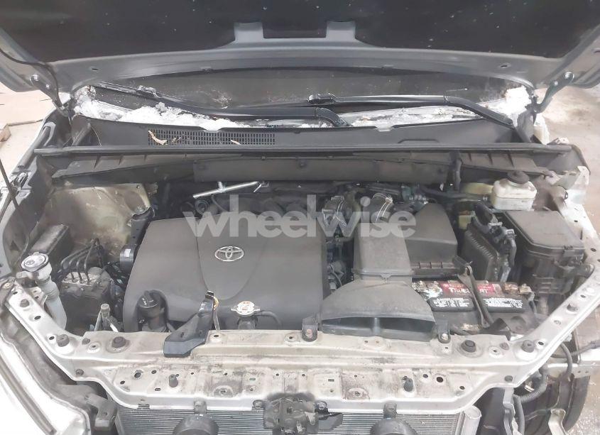 Photo 10 of 2018 Toyota Highlander LE (VIN 5TDBZRFH5JS835669)
