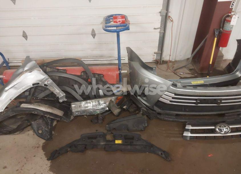 Photo 12 of 2018 Toyota Highlander LE (VIN 5TDBZRFH5JS835669)