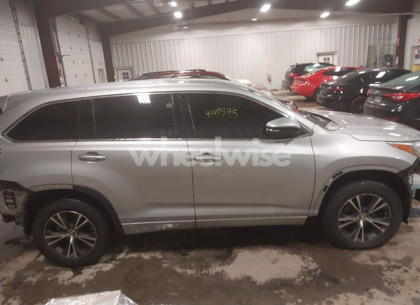 Photo 14 of 2018 Toyota Highlander LE (VIN 5TDBZRFH5JS835669)
