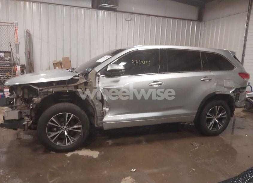 Photo 15 of 2018 Toyota Highlander LE (VIN 5TDBZRFH5JS835669)