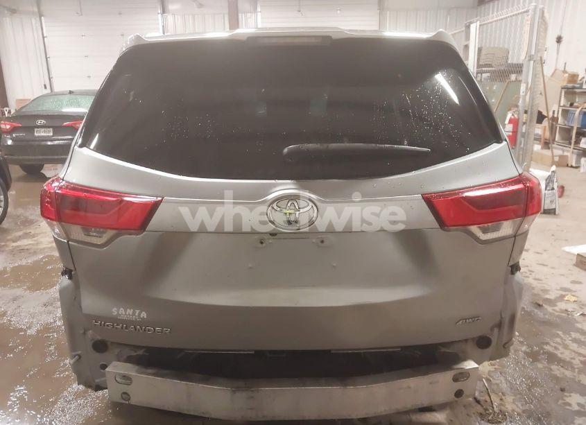 Photo 17 of 2018 Toyota Highlander LE (VIN 5TDBZRFH5JS835669)