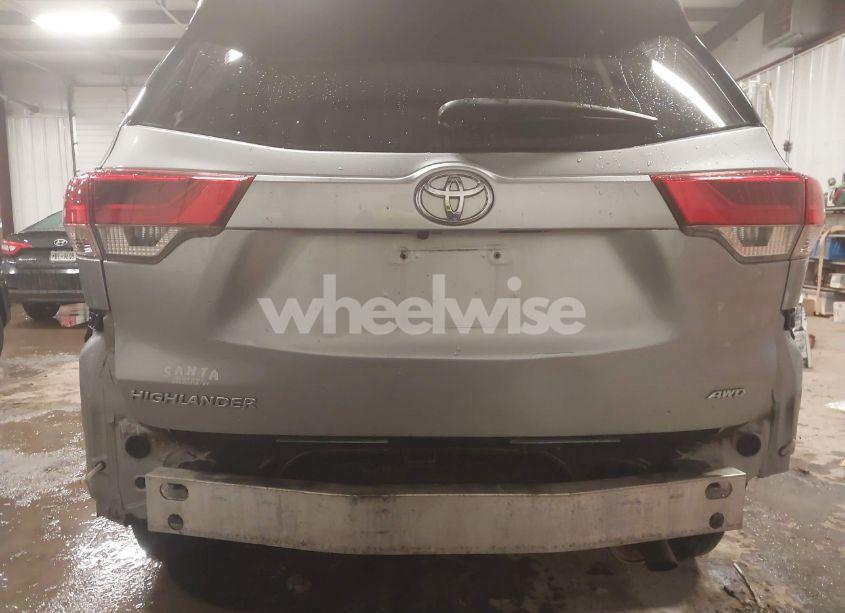 Photo 18 of 2018 Toyota Highlander LE (VIN 5TDBZRFH5JS835669)