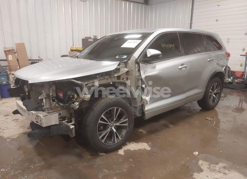 Photo 2 of 2018 Toyota Highlander LE (VIN 5TDBZRFH5JS835669)