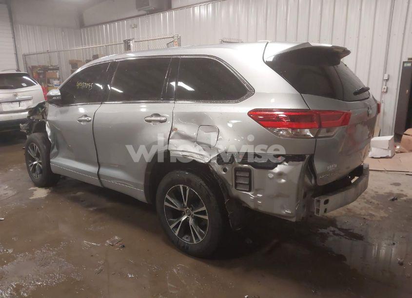 Photo 3 of 2018 Toyota Highlander LE (VIN 5TDBZRFH5JS835669)