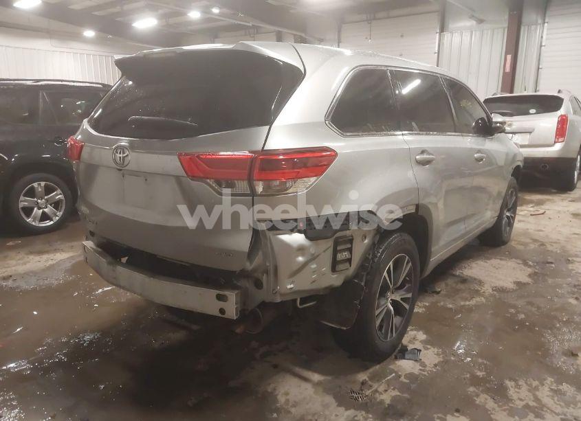 Photo 4 of 2018 Toyota Highlander LE (VIN 5TDBZRFH5JS835669)