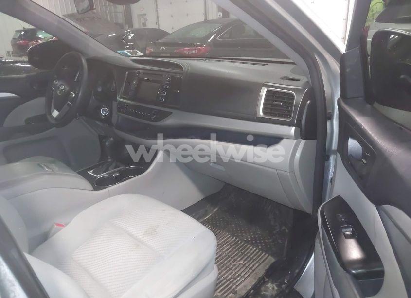 Photo 5 of 2018 Toyota Highlander LE (VIN 5TDBZRFH5JS835669)