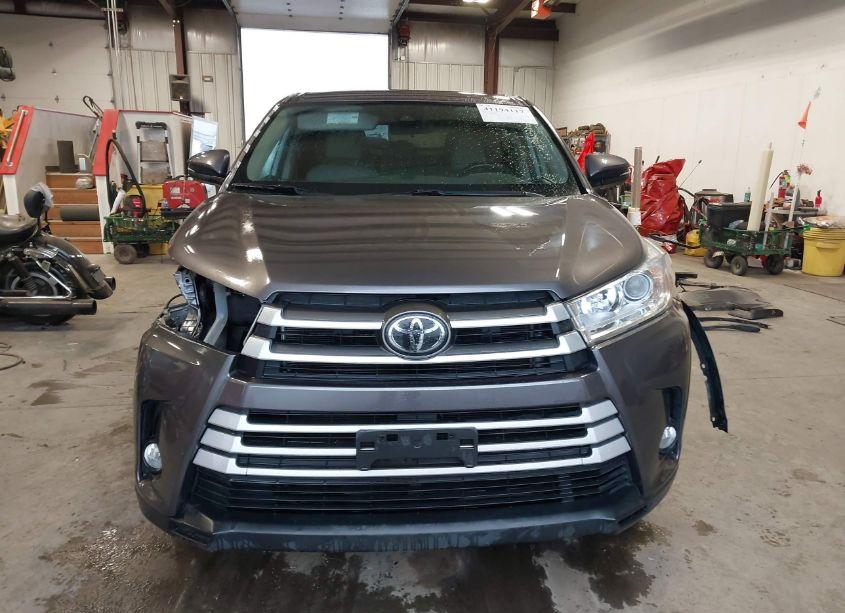 Photo 13 of 2018 Toyota Highlander LE PLUS (VIN 5TDBZRFH5JS836160)