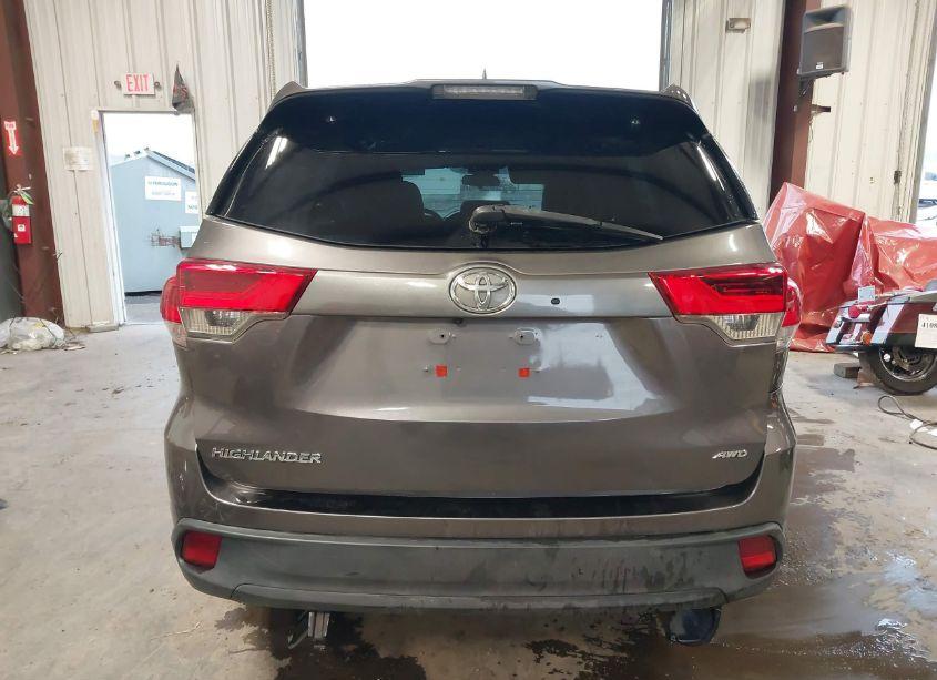 Photo 17 of 2018 Toyota Highlander LE PLUS (VIN 5TDBZRFH5JS836160)