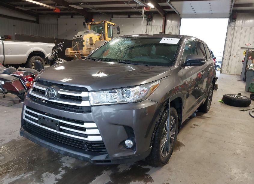Photo 2 of 2018 Toyota Highlander LE PLUS (VIN 5TDBZRFH5JS836160)