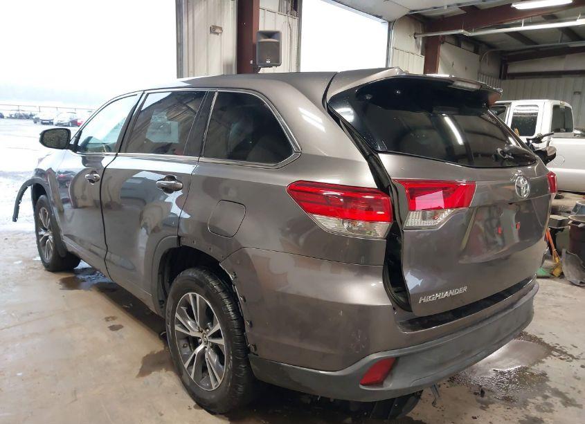 Photo 3 of 2018 Toyota Highlander LE PLUS (VIN 5TDBZRFH5JS836160)