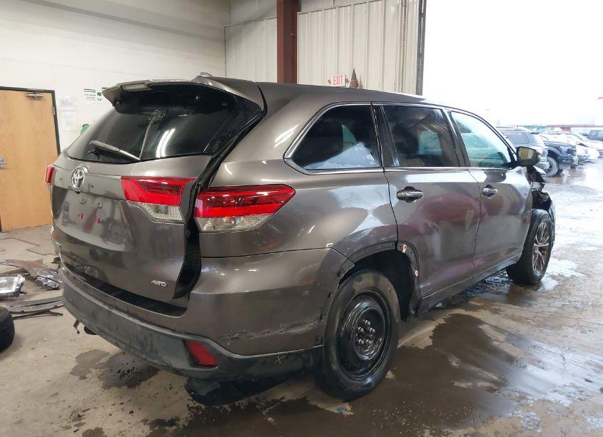Photo 4 of 2018 Toyota Highlander LE PLUS (VIN 5TDBZRFH5JS836160)