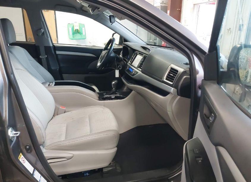 Photo 5 of 2018 Toyota Highlander LE PLUS (VIN 5TDBZRFH5JS836160)