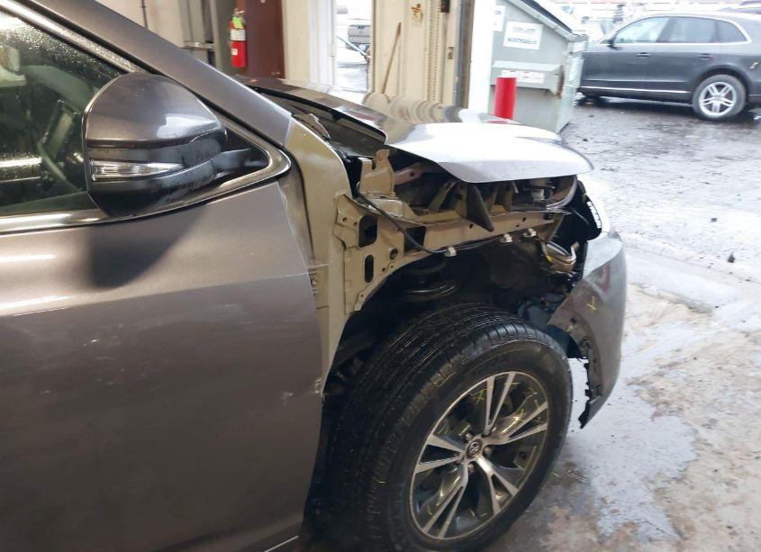 Photo 6 of 2018 Toyota Highlander LE PLUS (VIN 5TDBZRFH5JS836160)