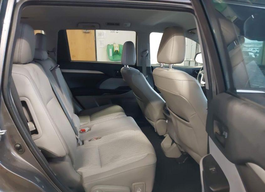 Photo 8 of 2018 Toyota Highlander LE PLUS (VIN 5TDBZRFH5JS836160)