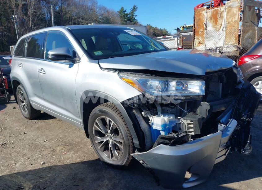 2018 Toyota Highlander LE (VIN 5TDBZRFH5JS913450) main photo