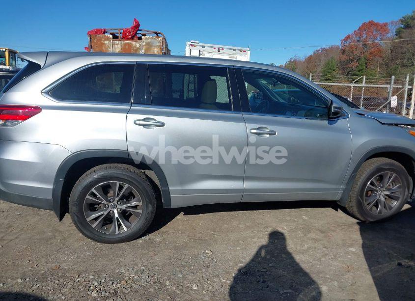 Photo 13 of 2018 Toyota Highlander LE (VIN 5TDBZRFH5JS913450)