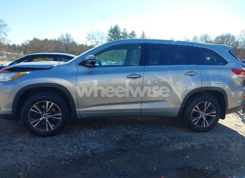 Photo 14 of 2018 Toyota Highlander LE (VIN 5TDBZRFH5JS913450)