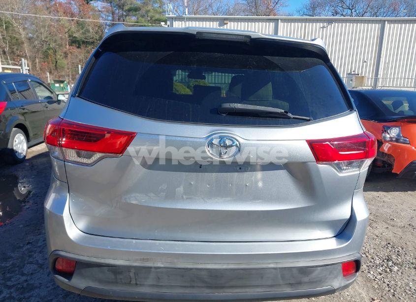 Photo 16 of 2018 Toyota Highlander LE (VIN 5TDBZRFH5JS913450)