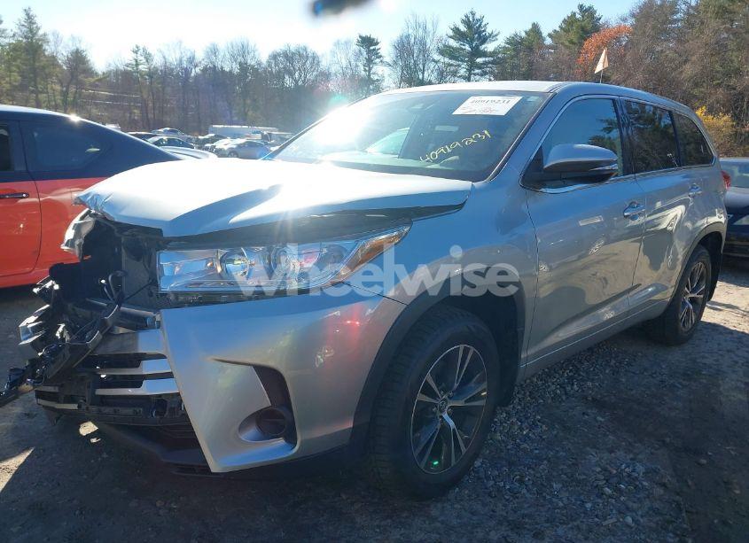 Photo 2 of 2018 Toyota Highlander LE (VIN 5TDBZRFH5JS913450)