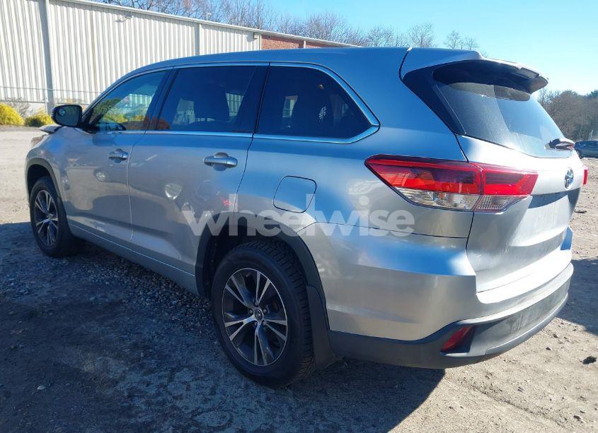 Photo 3 of 2018 Toyota Highlander LE (VIN 5TDBZRFH5JS913450)