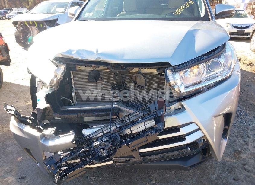 Photo 6 of 2018 Toyota Highlander LE (VIN 5TDBZRFH5JS913450)