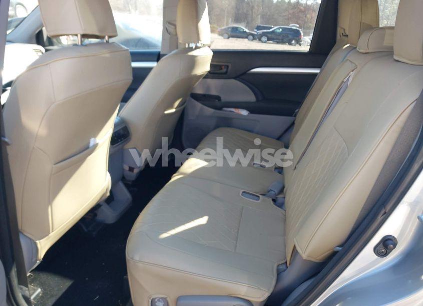 Photo 8 of 2018 Toyota Highlander LE (VIN 5TDBZRFH5JS913450)