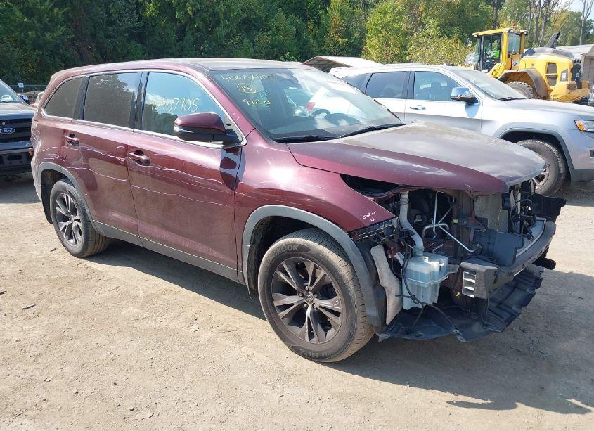 2019 Toyota Highlander LE (VIN 5TDBZRFH5KS746539) main photo