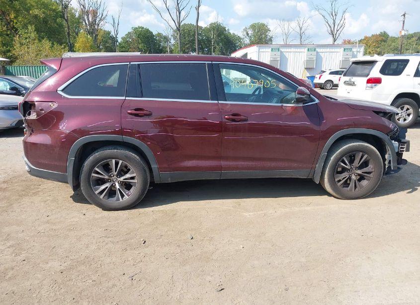 Photo 14 of 2019 Toyota Highlander LE (VIN 5TDBZRFH5KS746539)
