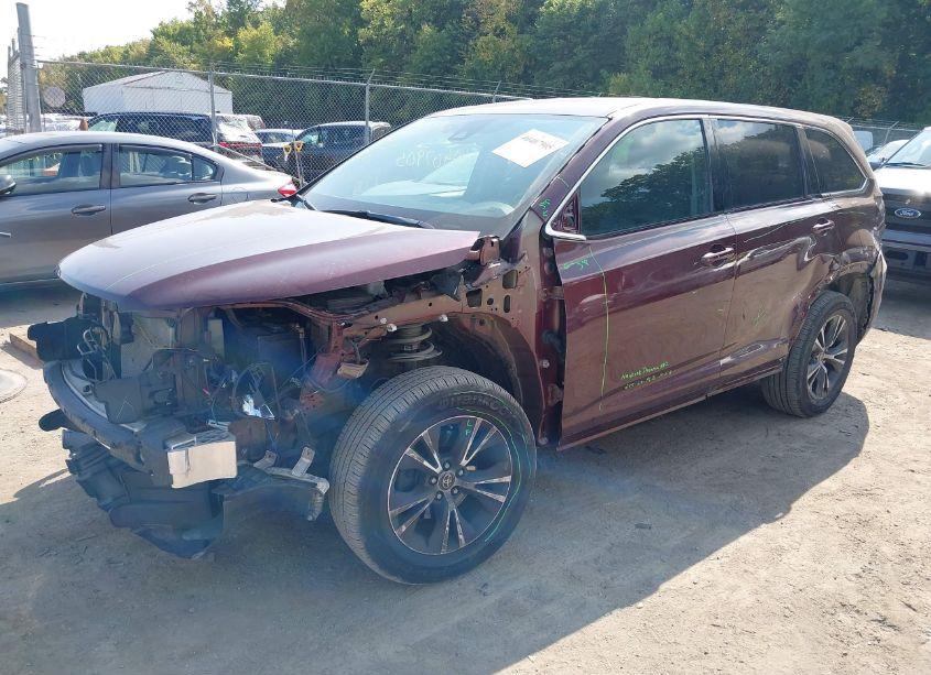 Photo 2 of 2019 Toyota Highlander LE (VIN 5TDBZRFH5KS746539)