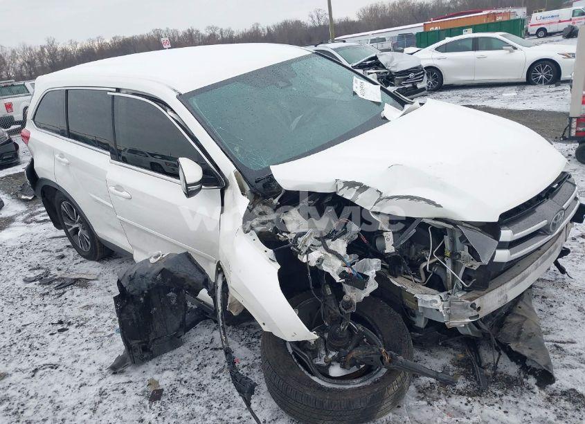 2019 Toyota Highlander LE (VIN 5TDBZRFH5KS746704) main photo