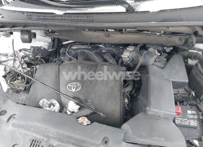 Photo 10 of 2019 Toyota Highlander LE (VIN 5TDBZRFH5KS746704)
