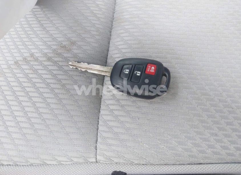 Photo 11 of 2019 Toyota Highlander LE (VIN 5TDBZRFH5KS746704)