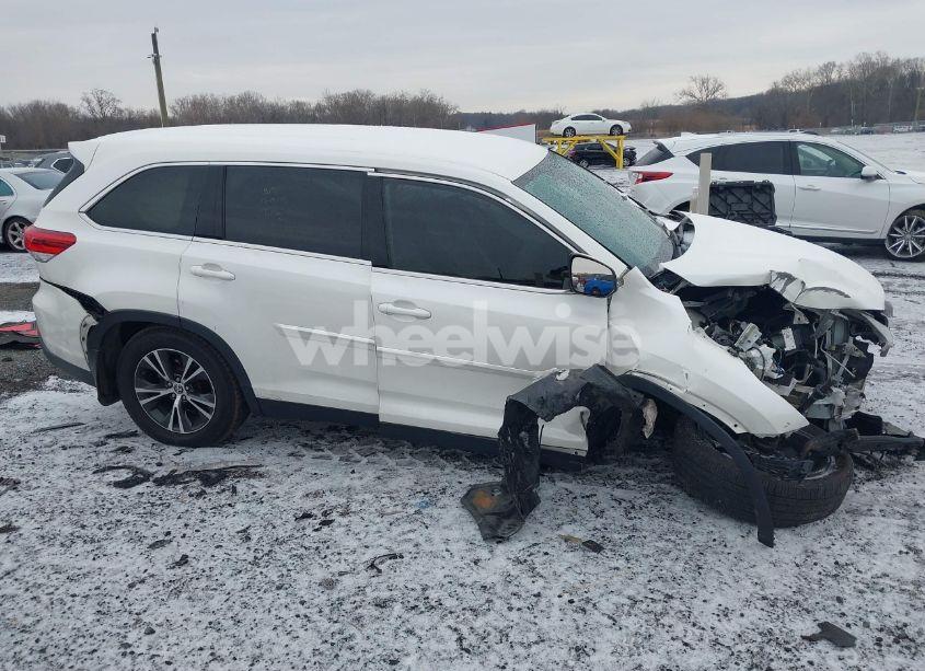 Photo 14 of 2019 Toyota Highlander LE (VIN 5TDBZRFH5KS746704)