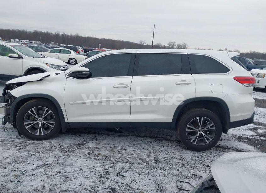 Photo 15 of 2019 Toyota Highlander LE (VIN 5TDBZRFH5KS746704)