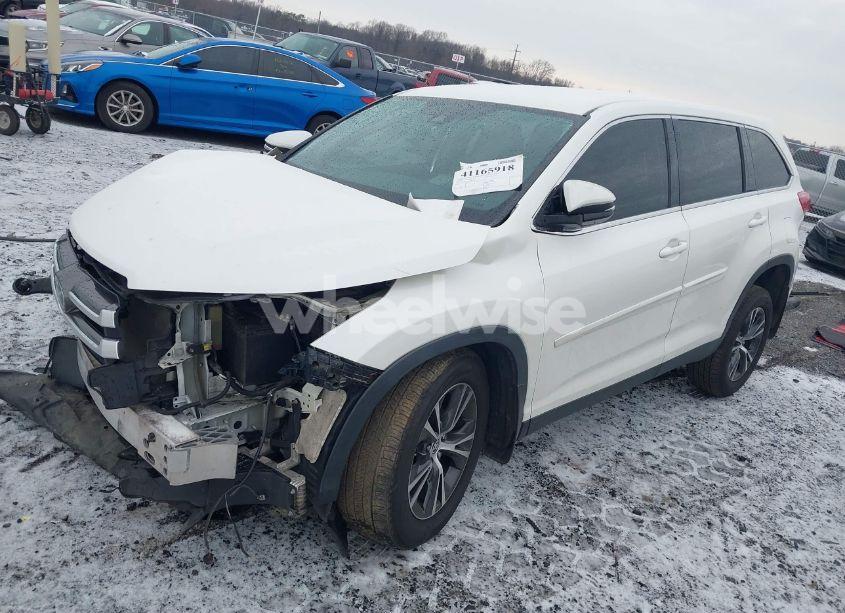 Photo 2 of 2019 Toyota Highlander LE (VIN 5TDBZRFH5KS746704)