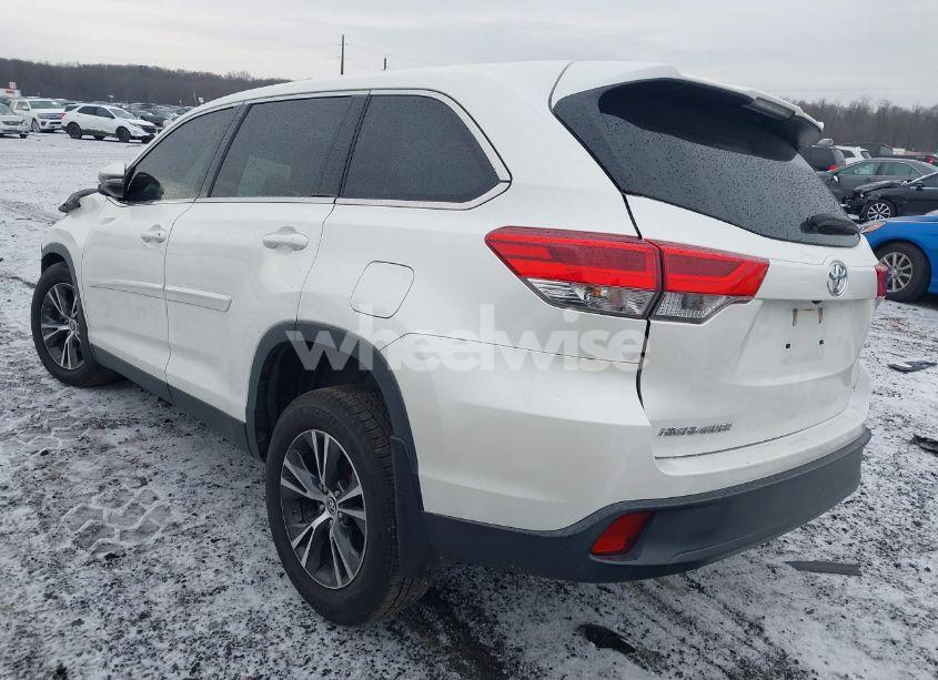 Photo 3 of 2019 Toyota Highlander LE (VIN 5TDBZRFH5KS746704)