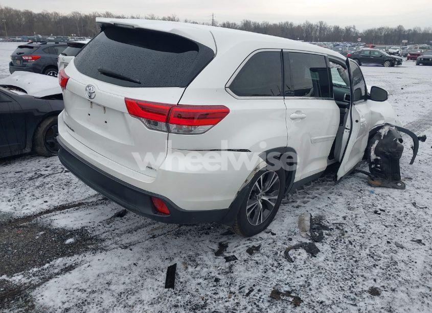 Photo 4 of 2019 Toyota Highlander LE (VIN 5TDBZRFH5KS746704)
