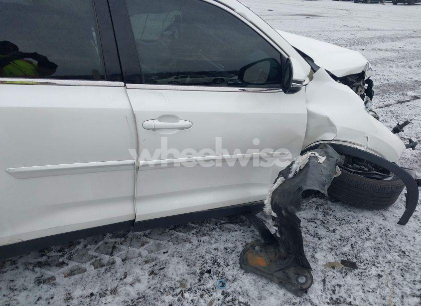 Photo 6 of 2019 Toyota Highlander LE (VIN 5TDBZRFH5KS746704)