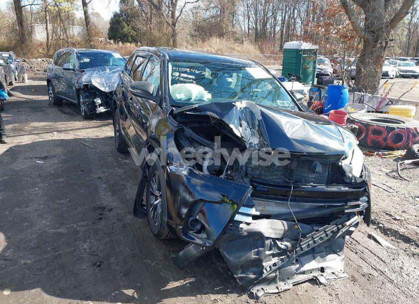2017 Toyota Highlander LE (VIN 5TDBZRFH6HS374427) main photo