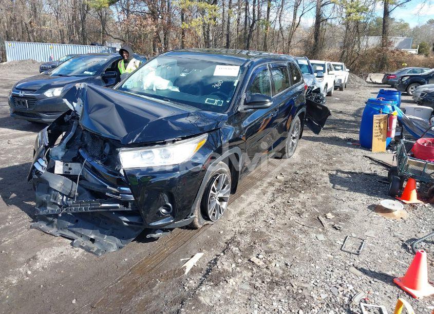 Photo 2 of 2017 Toyota Highlander LE (VIN 5TDBZRFH6HS374427)