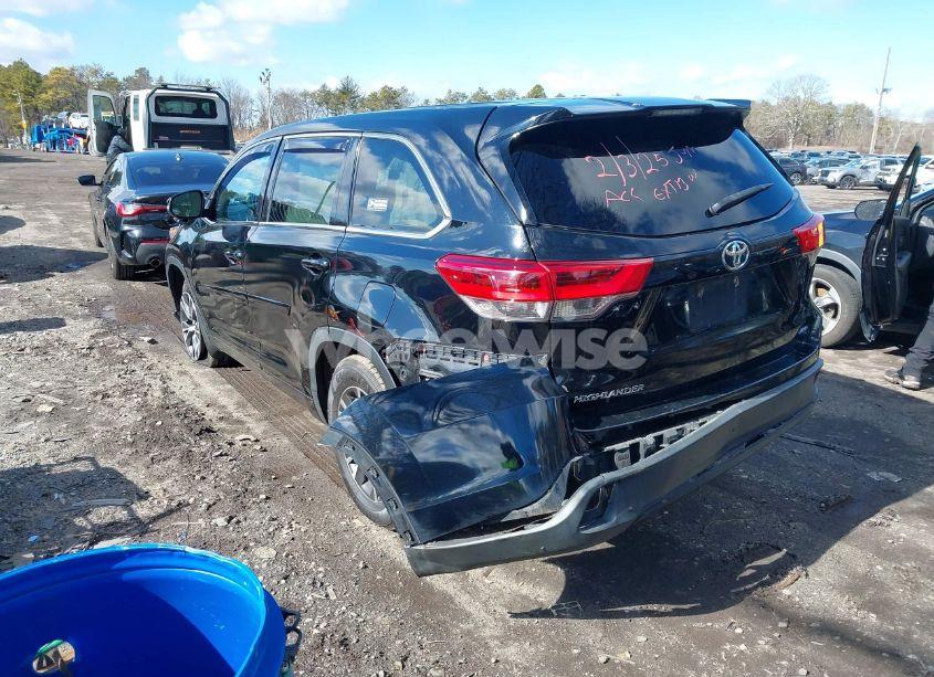 Photo 3 of 2017 Toyota Highlander LE (VIN 5TDBZRFH6HS374427)